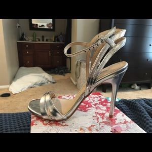 Chinese laundry silver strapped heels. Size 8.